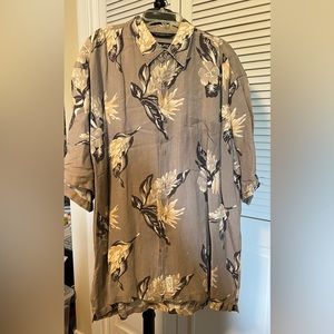 Vintage Men’s or unisex Hawaiian print shirt size Lg. Taupe greys and gold.